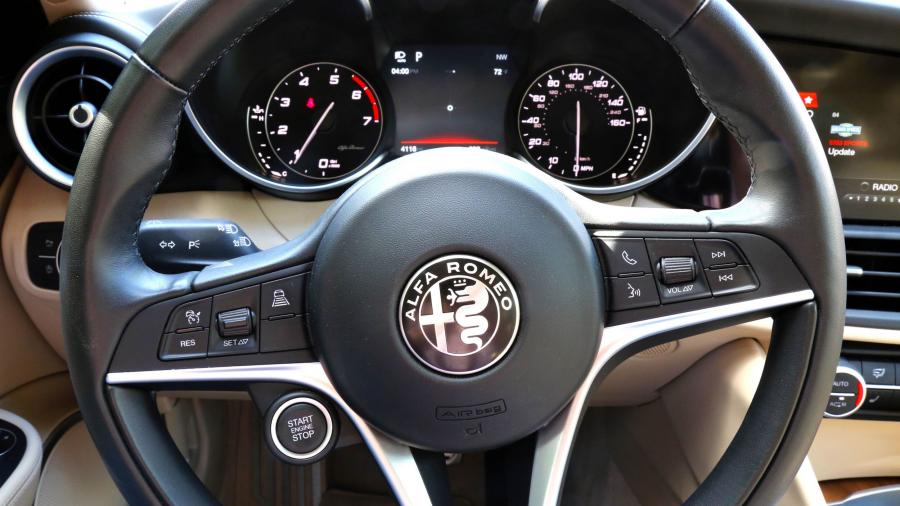 Панель приборов Alfa Romeo Giulia Ti Lusso Q4 2017 года  (NA) (фото 20 из 26)